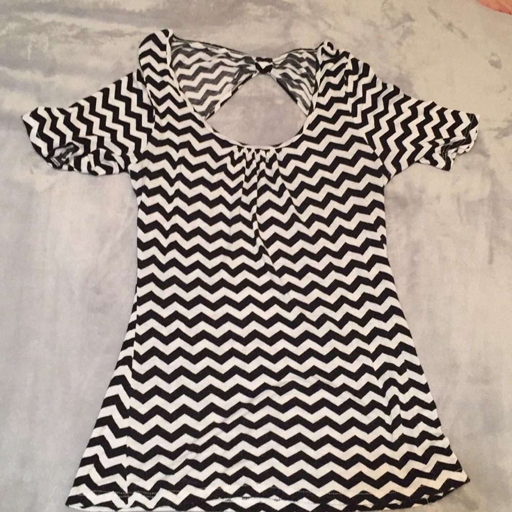 Black and white zig zag lined shirt